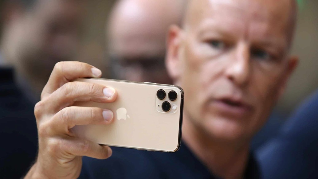 নাইট মোড - যে ছবিগুলি এত দিন তোলা দুঃসাধ্য ছিল, এখন সেই সব ছবি আরও সহজে তলা যাবে নতুন আইফোনের মাধ্যমে। নাইট সেলফি তোলার ক্ষেত্রে আলোর ব্যবহার সঠিক মাত্রায় রাখার জন্য রয়েছে ডিপ ফিউশন, স্মার্ট এইচডিআর থ্রি, ডলবি ভিশন রেকর্ডিং সহ আরও অনেক কিছুই।