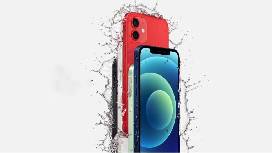 আইফোন ১২ এবং আইফোন ১২ মিনি স্‌প্ল্যাশ জল এবং ধূলিকণা প্রতিরোধ করতে সক্ষম। তবে ভিজে গেলে আইফোনটি চার্জে দেওয়া উচিত নয়। সে ক্ষেত্রে পরিষ্কার ও শুকনোর নির্দেশাবলি মেনে চলতে হবে।