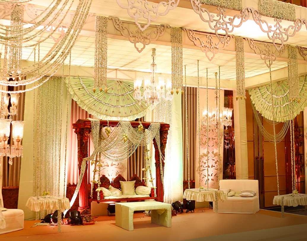 কেবল ভুরিভোজের আয়োজনই নয় উৎসবের মরসুমে জে ডাবলু ম্যারিয়ট আপনার বিনোদনের কথাও মাথায় রেখেছে। সপ্তমীতে আপনার মনোরঞ্জন করবেন সুজয়প্রসাদ চট্টোপাধ্যায় ও সুছন্দা ঘোষ। অষ্টমীতে ‘দ্য মিলিপুটস্’ পরিবেশন করবে বাংলা ফোক রক ফিউশন। নবমীতে থাকছে ছৌনাচের বিশেষ আয়োজন।