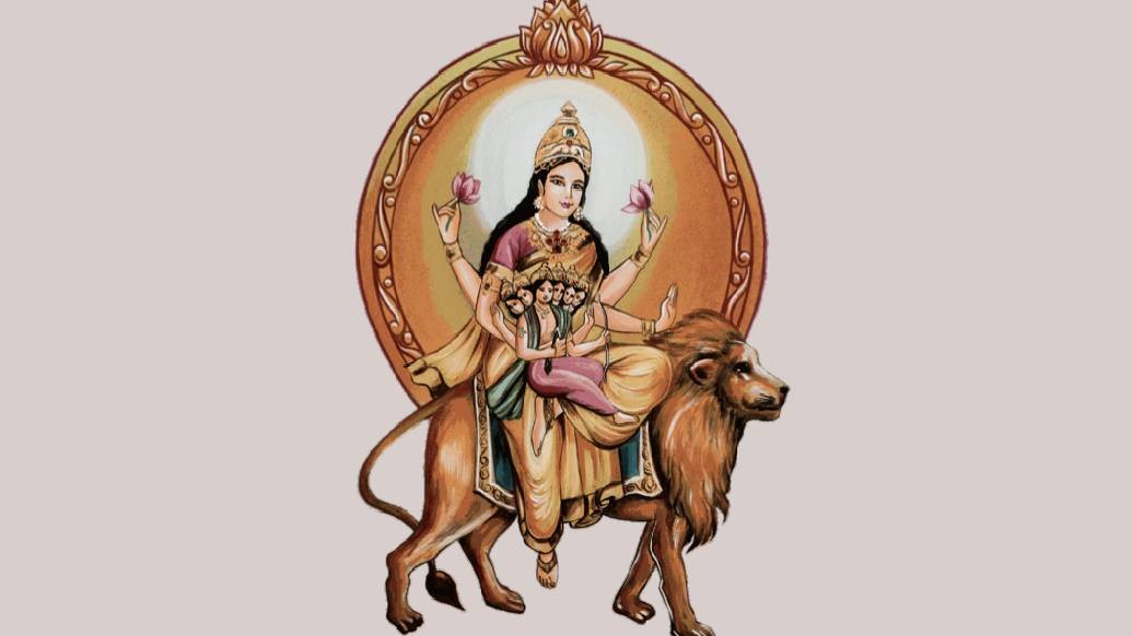 চতুর্ভুজা দেবী সিংহবাহিনী। দু’হাতে তিনি পদ্মফুল ধরে থাকেন। বাকি দুই হাতের একটিতে বরাভয় শোভা পায় পুণ্যার্থীদের জন্য, অন্য হাতে ধরে রাখেন পুত্র কার্তিককে।