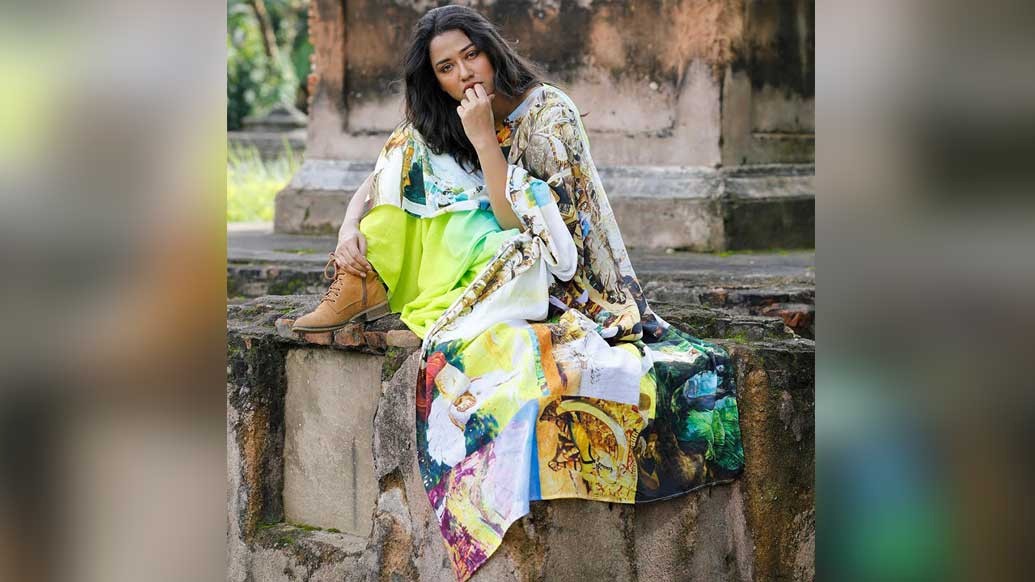 সাহানা বুটিকের কর্ণধার ডিজাইনার পারমিতাও অর্গানিক কটনকেই প্রাধান্য দিচ্ছেন। তাঁর মত, এই শাড়ি পরেও আরাম। স্নিকার্স, বুট কিংবা লং হিল থাকুক পায়ে। ট্যাঙ্ক টপ বা টি শার্ট দিয়ে এ ধরনের শাড়ি পরলে একেবারে অন্য লুকস পেয়ে যাবেন আপনি।