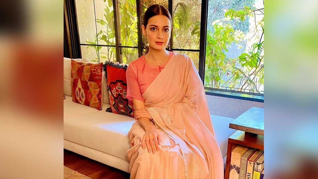 এই লকডাউনেই দিয়া মির্জা উল্লেখ করেছিলেন অর্গানিক কটনের শাড়ির কথা। বলেছিলেন, ‘সাসটেইনেবল ফ্যাশন’-এর কথা। প্রকৃতির কাছে মনকে মেলে ধরতে পুজোয় আপনার সঙ্গী হোক অর্গানিক কটনের শাড়ি। সনাতনী পোশাকে এ বার পরিবেশবন্ধুতার ছোঁয়া। ছবি সৌজন্য: শুভা মিত্র (প্রথম ১৪টি) এবং টুইটার।তথ্য-রোশনি কুহু চক্রবর্তী।