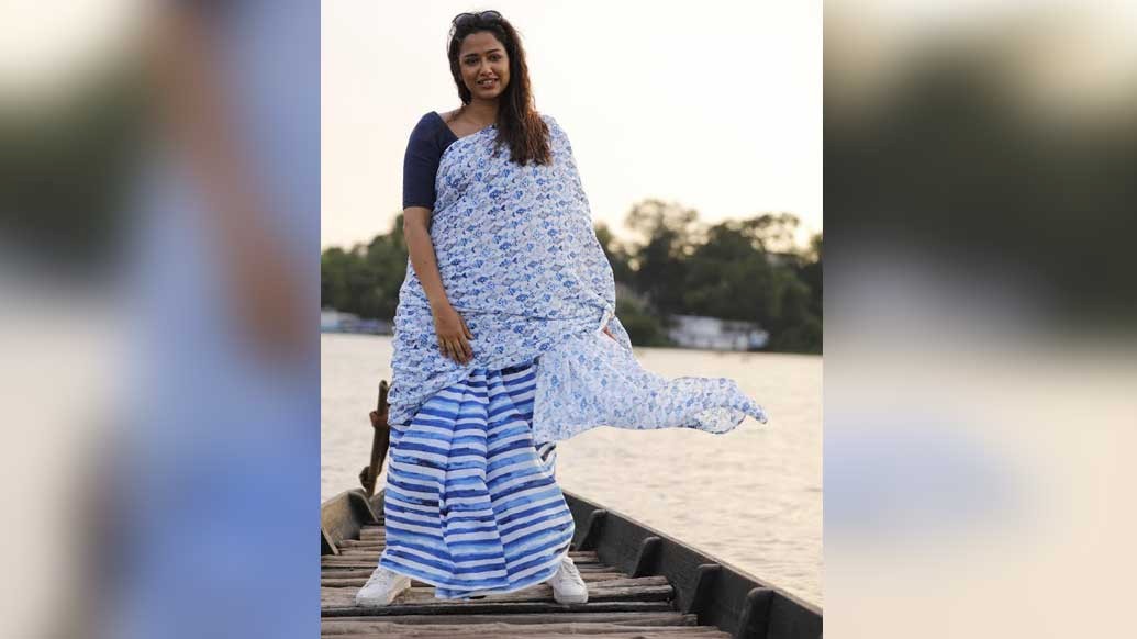 পুজো মানেই জিন্‌স-টপ-কুর্তির ভিড় ঠেলে ফের শাড়ির তাকে হাত। করোনা আবহে রোজকার জীবনে শাড়ির নামগন্ধই হারিয়ে যাচ্ছিল প্রায় বা ইচ্ছে থাকলেও ঠিক শাড়িটা পরে উঠতে পারেন না, আলমারিতে শুধু জমছিল নতুন শাড়ির পাহাড়। তাঁরাও এ বার পছন্দের শাড়িটি বেছে নিলেন।