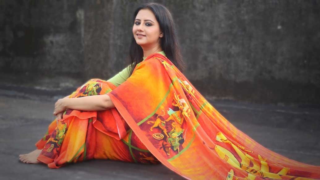 পুজোয় অফিস করেন যাঁরা কিংবা একটু-আধটু বাইরে বেরনো বা লং ড্রাইভের পরিকল্পনা করছেন, তাঁদের জন্য অর্গানিক কটনের শাড়ি আদর্শ, এমনই মনে করছেন ডিজাইনাররা।