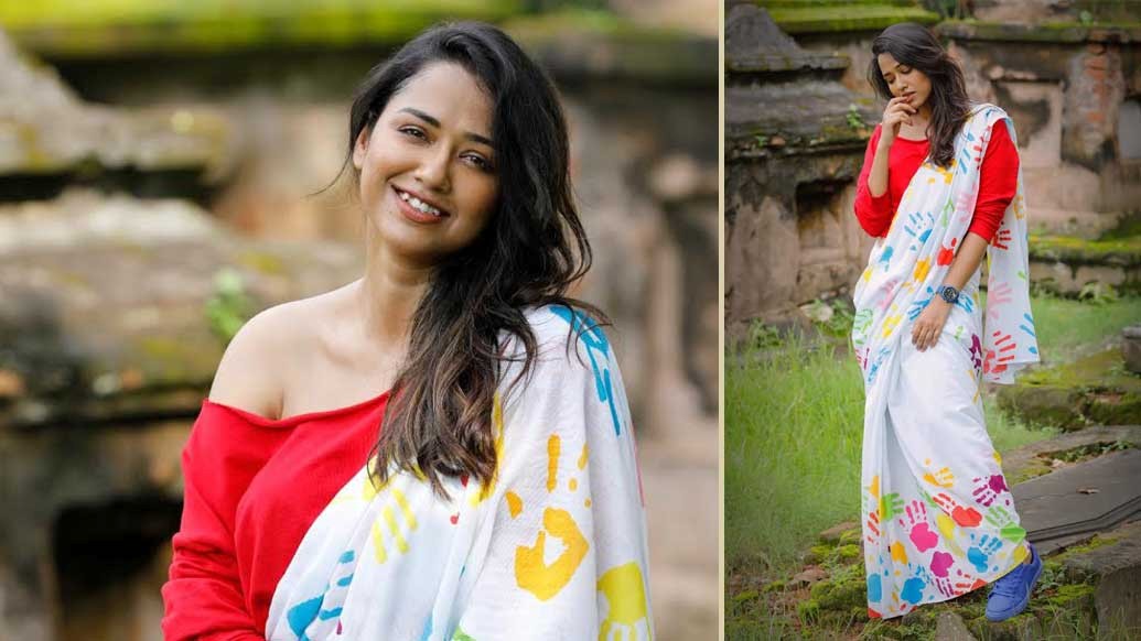 শাড়ি শরীরের ভাঁজকে যেন আরও মোহময়ী করে তোলে। আরও সুন্দর করে তোলে প্রত্যেককে। যে কোনও মাপের, যে কোনও উচ্চতার জন্য শাড়িই সবচেয়ে পছন্দের। এমনই জানালেন ডিজাইনার শুভা মিত্র।