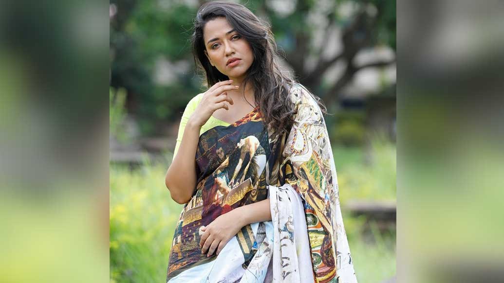 শুভ ডিজাইন স্টুডিয়োর কর্ণধার শুভা মিত্র এবং পুনম মল্লিক এ বারের পুজোয় অর্গানিক কটনকেই পছন্দের তালিকায় রেখেছেন। আরামদায়ক, সহজেই কেচে ফেলা যায় এবং অর্গ্যানিক কটনের ব্যবহার অর্থাৎ পরিবেশবান্ধবও এই শাড়িগুলি জানান শুভা।