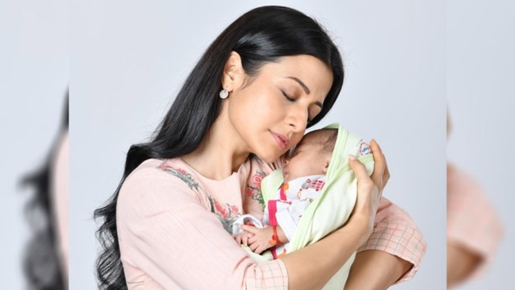 এক সাদামাঠা প্রাইমারি স্কুল শিক্ষকের দু’টি বেখাপ্পা দাঁতের সৌজন্যে ছাত্রেরা তাঁকে আড়ালে ডাকে ড্রাকুলা স্যর বলে। নিপাট ভালমানুষ, গোবেচারা সেই শিক্ষকের জীবন সেই ঠাট্টার প্রতিকূলতা পেরিয়ে শেষমেশ কোন খাতে বইল, সেটাই এ ছবির গল্প।