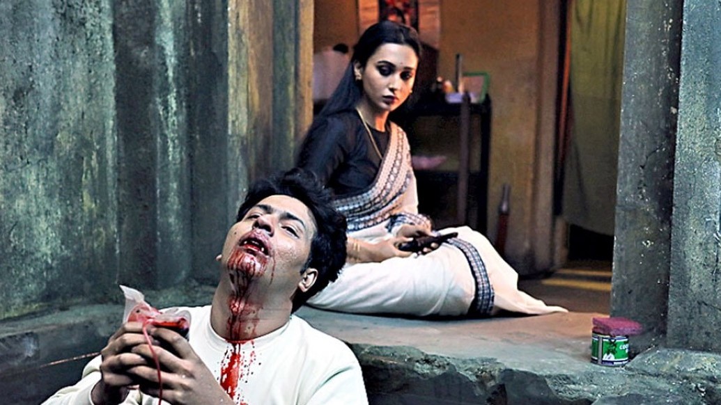 পরিবর্তে মুক্তি পাচ্ছে তাদেরই আর এক আলোচিত ছবি ড্রাকুলা স্যর। মুখ্য ভূমিকায় টলি টাউনের দুই হেভিওয়েট অভিনেতা অনির্বাণ ভট্টাচার্য এবং মিমি চক্রবর্তী। পরিচালনায় রয়েছেন দেবালয় ভট্টাচার্য।