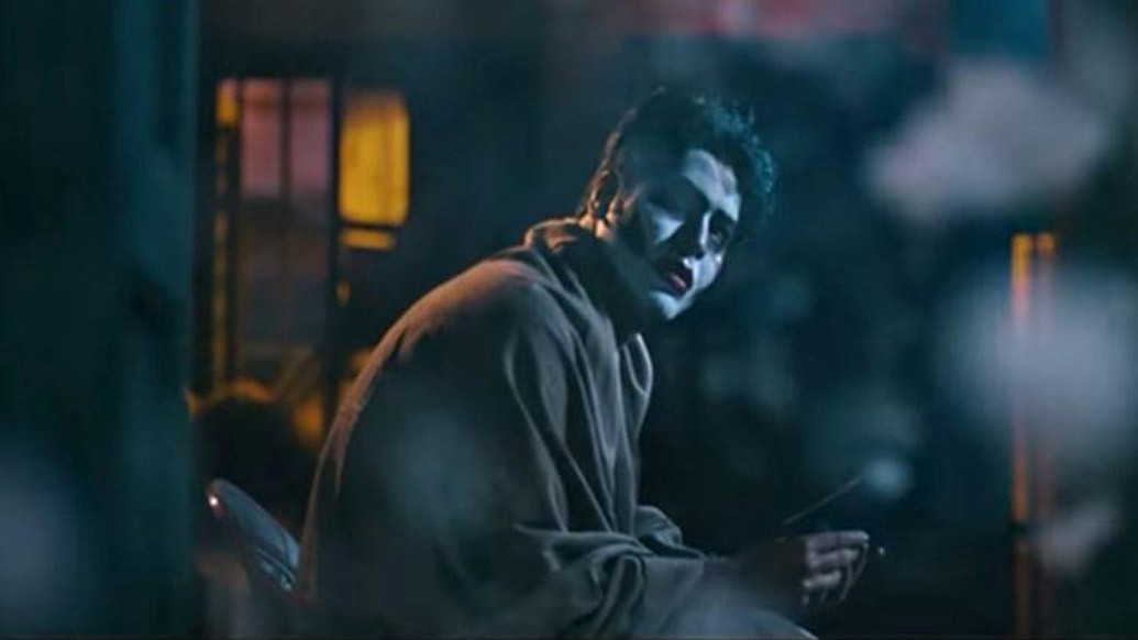 নামের মধ্যে লুকিয়ে রহস্য। স্যার কী করে ড্রাকুলা হতে পারেন? এই প্রশ্নে অনির্বাণ বলছিলেন, “মানুষের মধ্যে অ্যাবনর্মালিটি থাকলেই আমরা সেটা নিয়ে আগে কথা বলি। কালো, বেঁটে, মোটা, কানা, কালা ইত্যাদি। এখানে এক জন শিক্ষক, তাঁর সামনে দুটো দাঁত- সেই নিয়ে গল্প। ছাত্ররা সামনে না হলেও পিছনে তাকে নিয়ে কথা বলছে।”