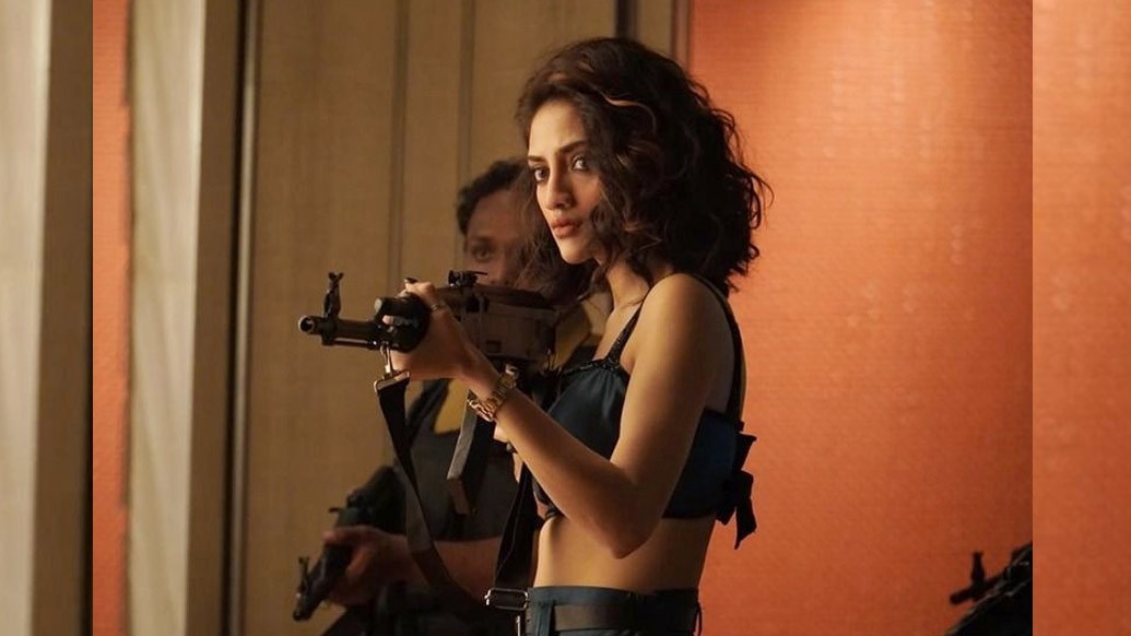 ছবির টিজার ইতিমধ্যেই নজর কেড়েছে দর্শকদের। করোনা আবহে আনলকডাউনেই শুট হয়েছে ছবিটি। নুসরতের ইনস্টাগ্রাম পেজে চোখ বোলালেই বোঝা যাবে নতুন ছবি নিয়ে উত্তেজনায় ভরপুর এই সাংসদ অভিনেত্রী। কালো টপ, রিপড জিনস আর গা ভর্তি ট্যাটু! নুসরত জাহান কন্ট্রোল রুম থেকে নির্দেশ দিচ্ছেন, গাড়ি থেকে না বেরোতে। আপ্রাণ চেষ্টা করছেন এজেন্ট ৯-কে খোঁজার...  ছবির মূল বিষয় সন্ত্রাসবাদীদের সঙ্গে সমাজের রক্ষকদের লড়াই।