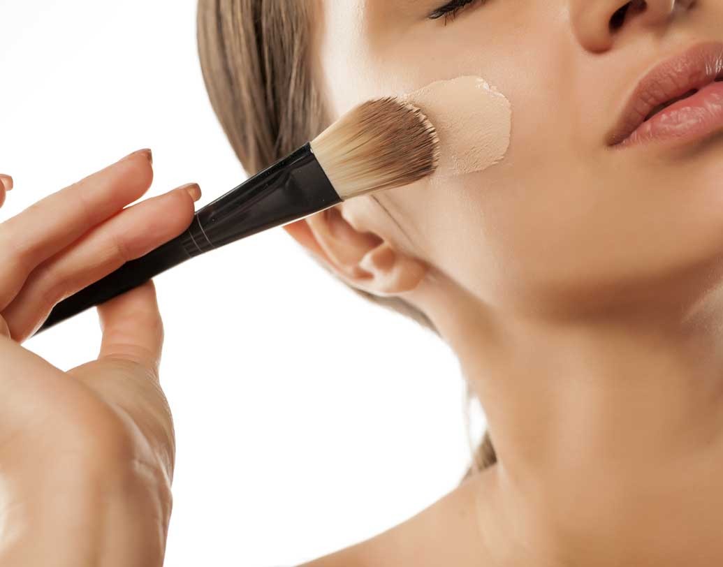 মেকআপের ক্ষেত্রে কনসিলার খুব গুরুত্বপূর্ণ। চোখের তলায়, টি-জোনে, কপালে, চোয়ালে অ্যাপ্লাই করে বাফিং ব্রাশ দিয়ে ভাল করে ব্লেন্ড করে নিন কনসিলার।