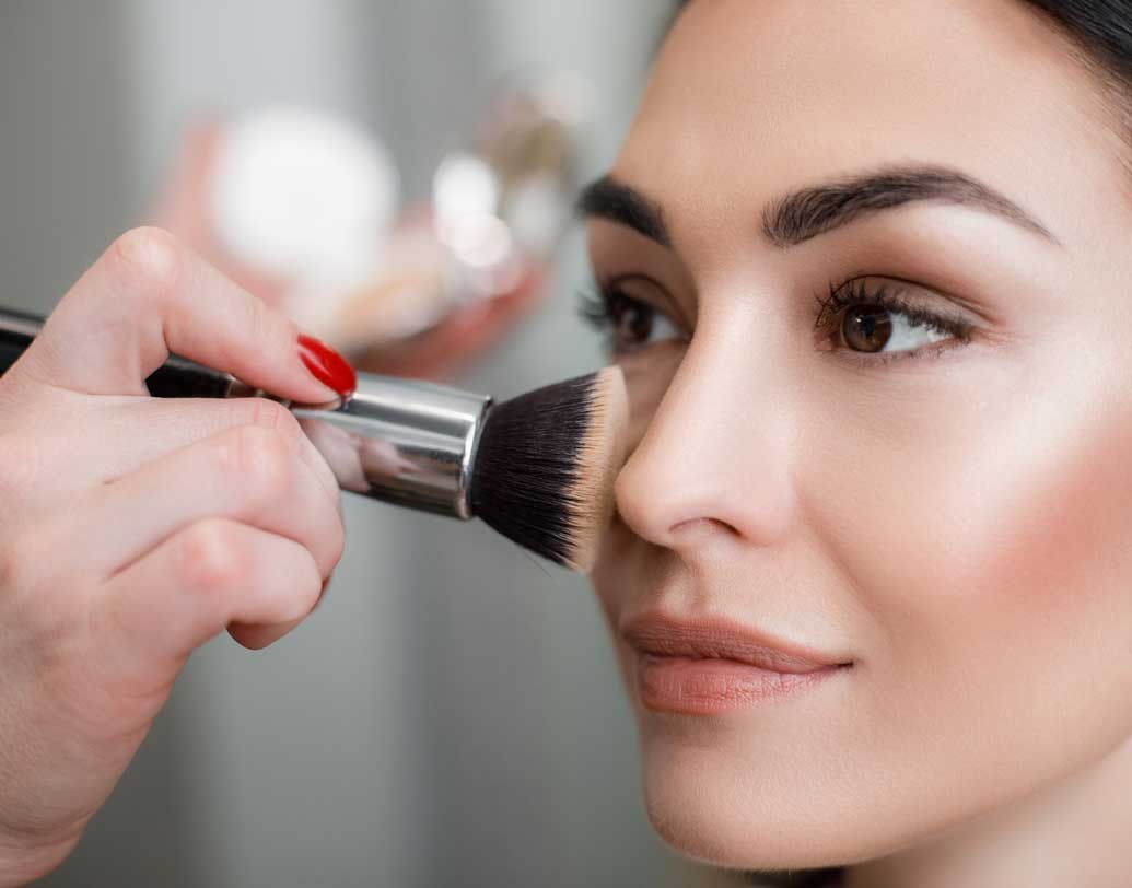 এরপর চিকবোনে হালকা শেডের ব্লাশ প্রয়োগ করুন। নাক, চোয়াল বরাবর অ্যাপ্লাই করুন কনটোর। শার্প মেকআপ লুক আনার জন্য কনটোরিং করা খুব জরুরী।