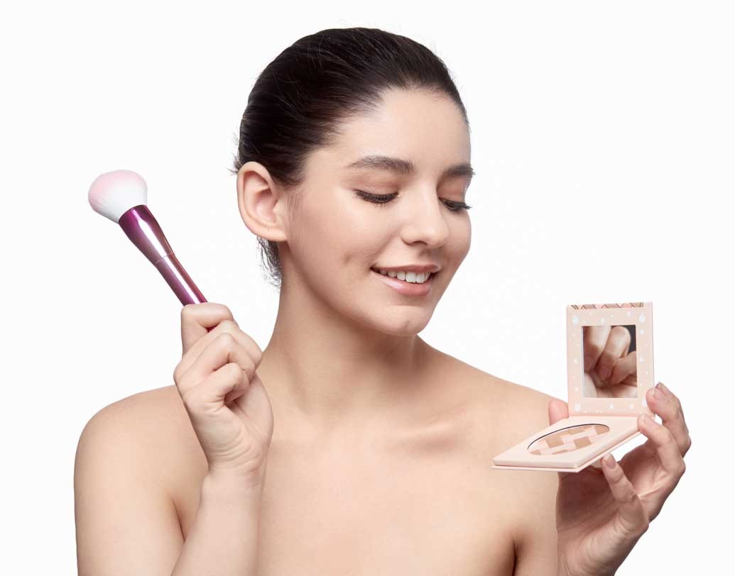 এ বার পালা কম্প্যাক্ট পাউডার ব্যবহার করার। পাফ দিয়ে সারা মুখে, গলায় ভাল করে প্রয়োগ করুন কম্প্যাক্ট। এ ক্ষেত্রেও স্কিন টোনের সঙ্গে মানানসই কম্প্যাক্ট ব্যবহার না করলে আপনার সাজটি হবে অসম্পূর্ণ।