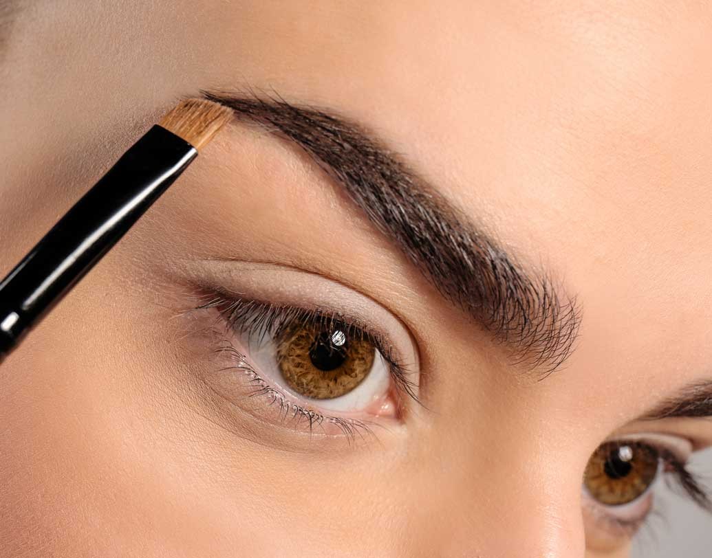 এরপর আইশ্যাডো প্যালেট থেকে ব্রাউন সেডের আইশ্যাডো নিয়ে ভুরু দু’টি ফিল করুন। এতে আপনার ভুরু জোড়া ন্যাচারাল দেখাবে।