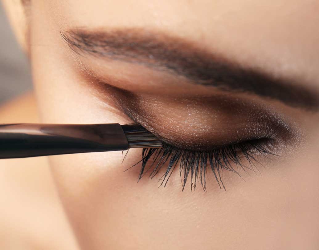 এরপর আই মেকআপের পালা। দুই তিনটি শেডের আইশ্যাডো ব্যবহার করুন। কাজল আর আইলাইনার দিয়ে আই মেকআপ সম্পূর্ণ করুন। মাসকারা লাগাতে ভুলবেন না যেন!