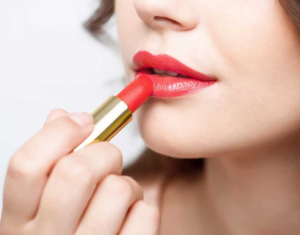 উৎসবের মরশুমে ব্যবহার করুন গাঢ় রঙের লিপস্টিক বা লিপ ক্রেয়ন। এই লিপস্টিক নিয়ে একটু এক্সপেরিমেন্ট করলেই মিলতে পারে নতুন লুক।