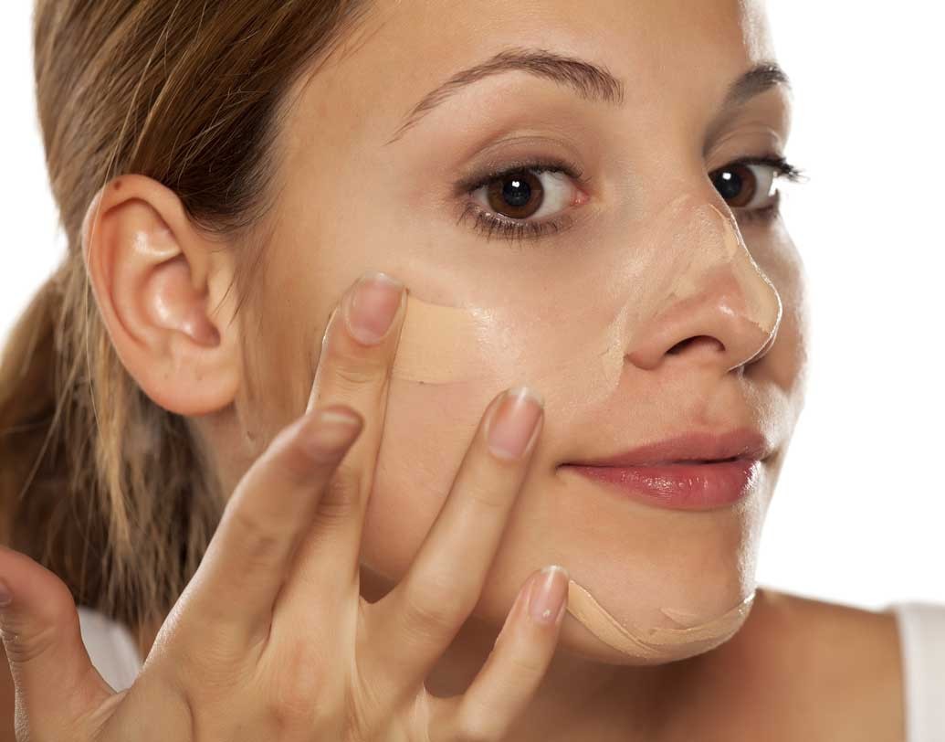 তারপর আসে প্রাইমারের পালা। আপনি চাইলে সারা মুখেই লাগাতে পারেন এই প্রাইমার। আপনার ত্বকে পোর-এর সমস্যা থাকলে সেই সব জায়গায় ভাল করে লাগান এই প্রোডাক্ট।