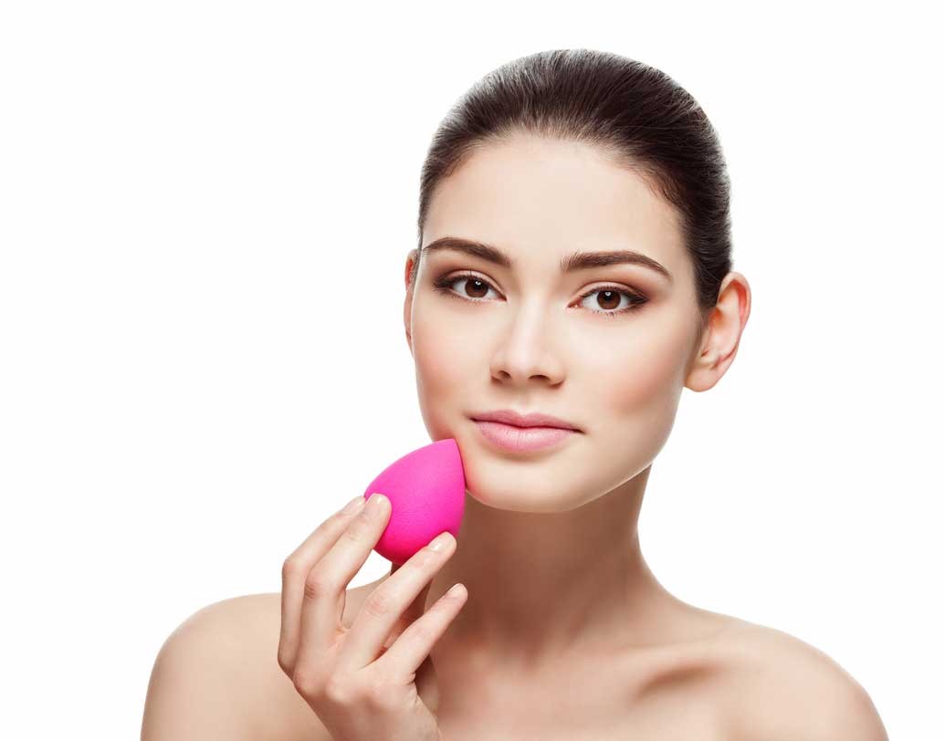 প্রাইমারের পর লাগান ফাউন্ডেশন। হাত দিয়ে নয়, মেকআপ স্পঞ্জ দিয়ে ব্লেন্ড করুন ফাউন্ডেশন। তবে ফাউন্ডেশন যেন অবশ্যই আপনার স্কিন টোনের সঙ্গে মানানসই হয় সেই বিষয় বিশেষ নজর রাখুন।