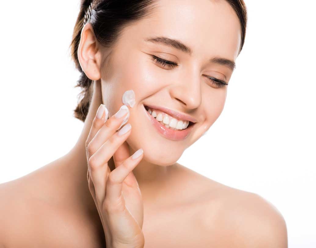 এরপরে ত্বকে লাগান ময়শ্চারাইজার। দিনের বেলার সাজে অবশ্যই ব্যবহার করুন সানস্ক্রিন লোশান। নইলে আপনার সাজ কিছু ক্ষণের মধ্যেই ঘাঁটতে শুরু করবে।