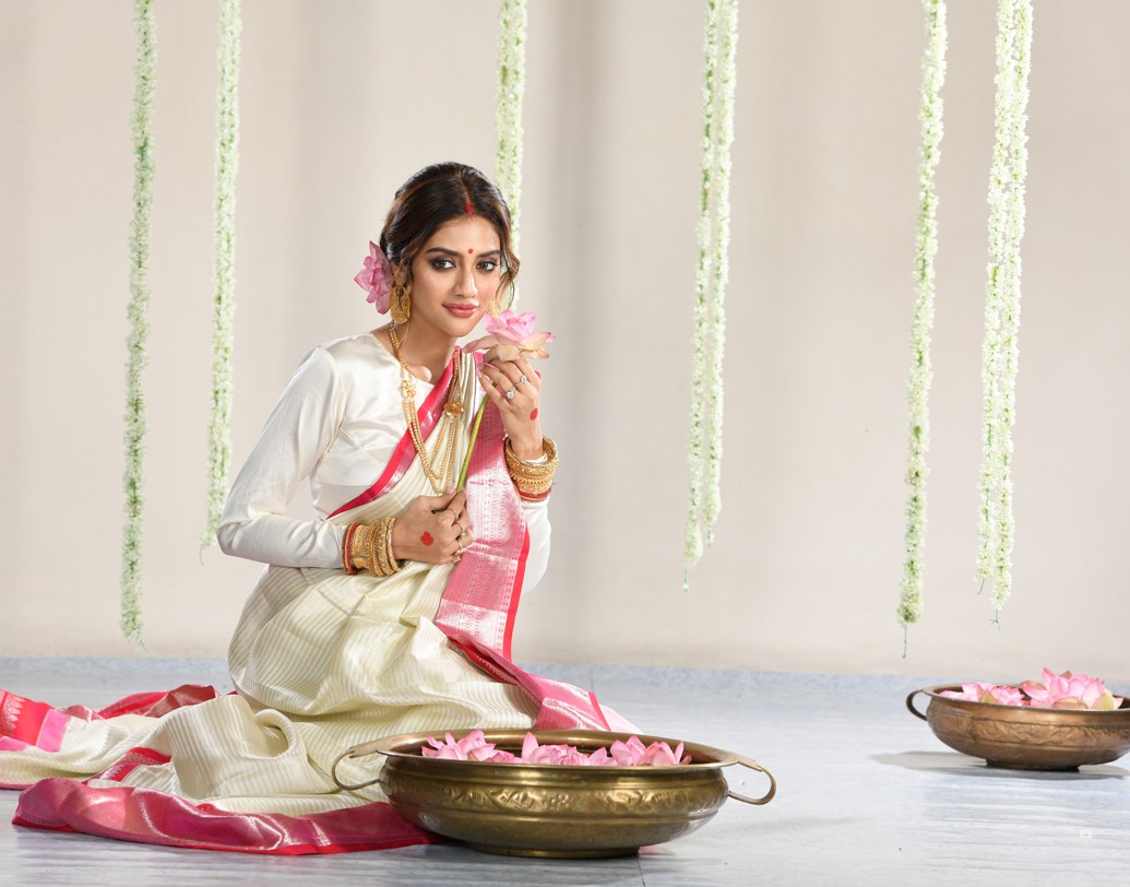 নিমন্ত্রণ সামলে সময় পেলে চলে যাবেন সুরুচি সঙ্ঘে। বন্ধু মিমির কমপ্লেক্সে রয়েছে একসঙ্গে খাওয়াদাওয়ার পর্ব। পুজোর ক’দিন ডায়েট থেকেও ছুটি। (ছবি ও পোশাক: রঙ্গোলি)