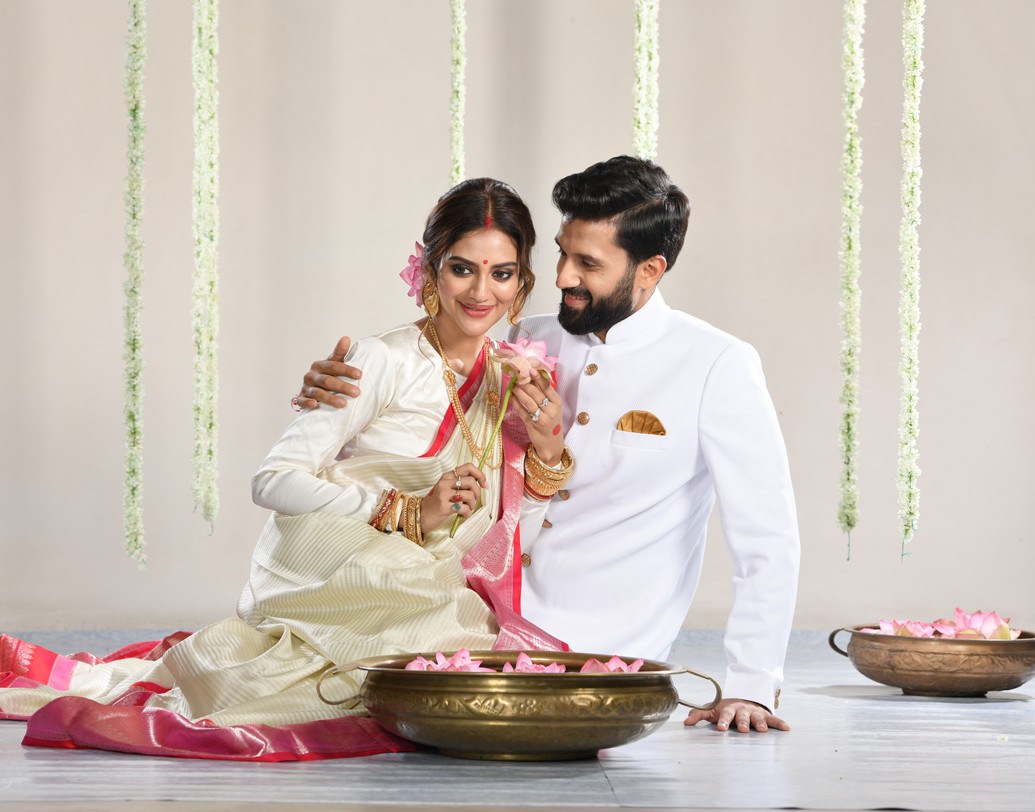 তবে পুজোর সাজে নুসরত রাবরই চান সাবেকিয়ানা। নুসরতের পুজো মানেই সোনার গয়না। খোঁপায় মালা। আর অবশ্যই ‘রঙ্গোলি’-র শাড়ি।’’