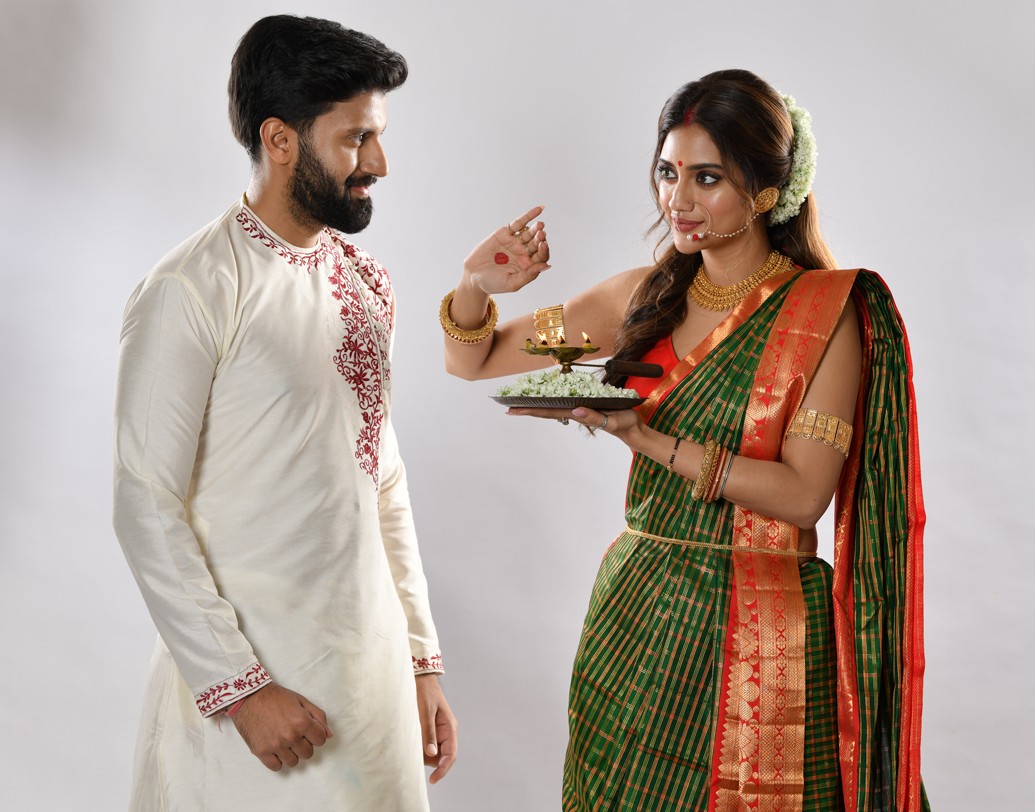 ফোটোশুটে বরের পারফর্ম্যান্স নিয়েও খুশি নুসরত।  জানালেন, নিখিল যে কাজটাই করেন ভীষণ গুছিয়ে করেন। আর তিনি নাকি খুব বাধ্যও!