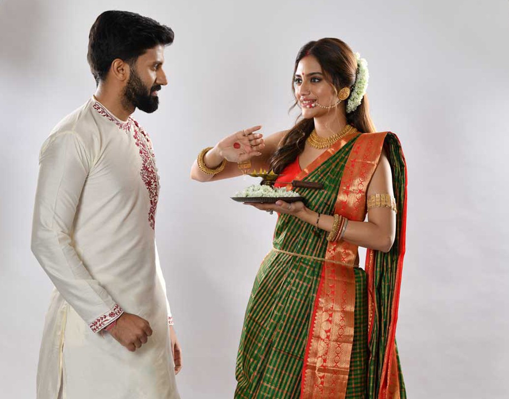 সাংসদের দায়িত্ব সামলে, ছবির কাজ সেরে যেটুকু সময় পাচ্ছেন সবটাই আজকাল পরিবারকে দিচ্ছেন নুসরত। পুজোতেও তার ব্যতিক্রম হবে না।