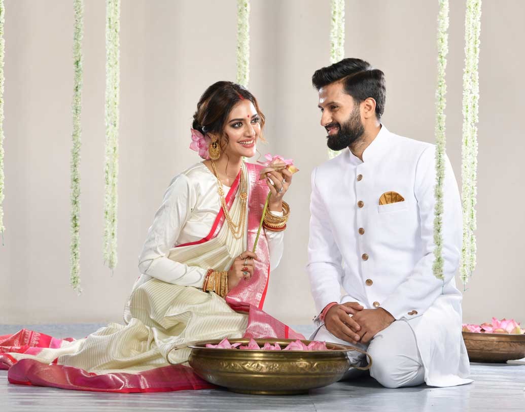 পুজোর বিশেষ শুটেও রাখছেন পরিবারকে। ‘‘আমি এখন রঙ্গোলি পরিবারের এক জন। তাই এ বার পুজোয় ছবির প্রসঙ্গ যখন এল, ভাবলাম আমি আমার পরিবারকে নিয়েই শুট করি।’’