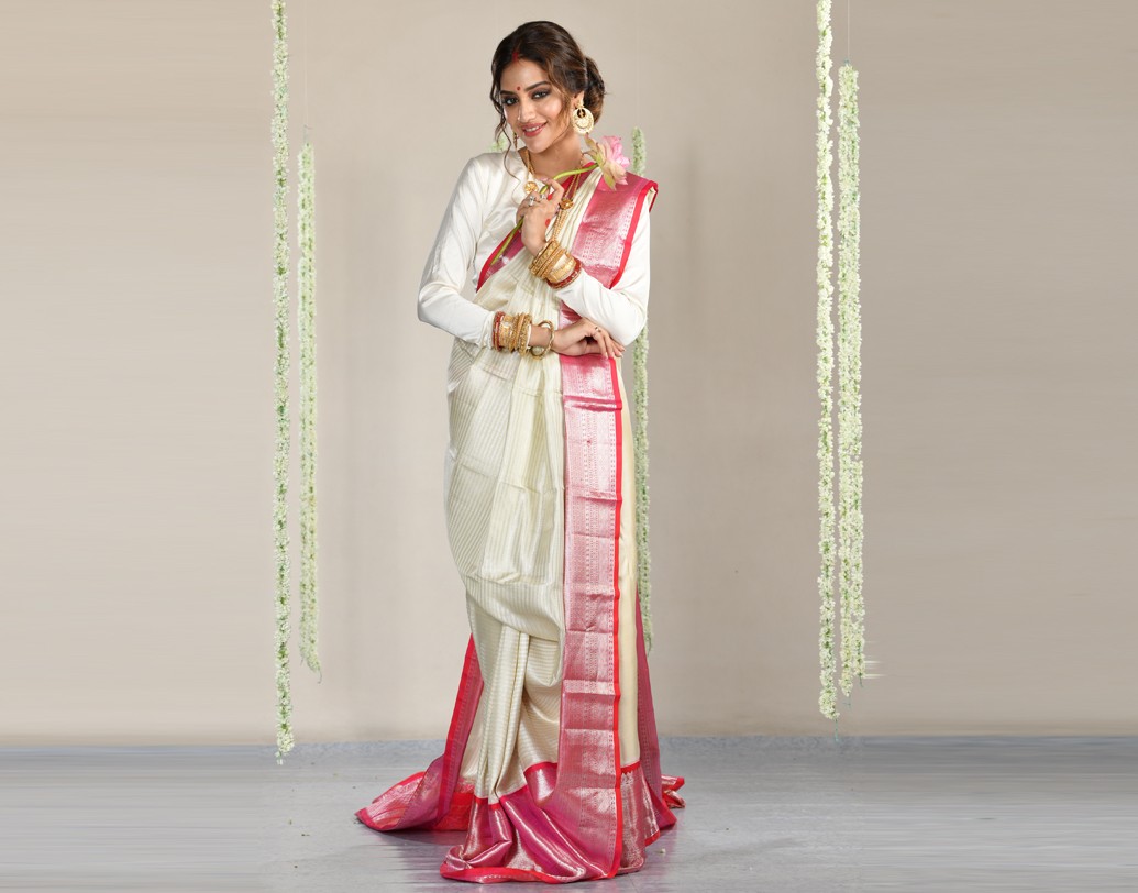 বিয়ের পর এ বছর প্রথম পুজো। স্বভাবতই এই পুজো নিয়ে বিশেষ উত্তেজিত নুসরত। আলাদা করে পুজোর প্ল্যানিংও সারা।