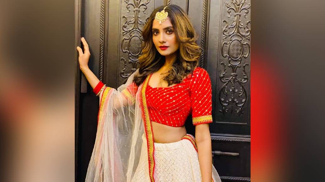 আর পুজোয় প্রেম? “দূর! ইন্ডাস্ট্রিতে সবে তো যাত্রা শুরু। আগামী দিনগুলোয় আরও অনেক কিছু শিখতে চাই।” সোজাসাপটা বলছেন তরুণিমা। এখন শুধু সামনের দিকে চোখ রেখে এগিয়ে চলার পালা।