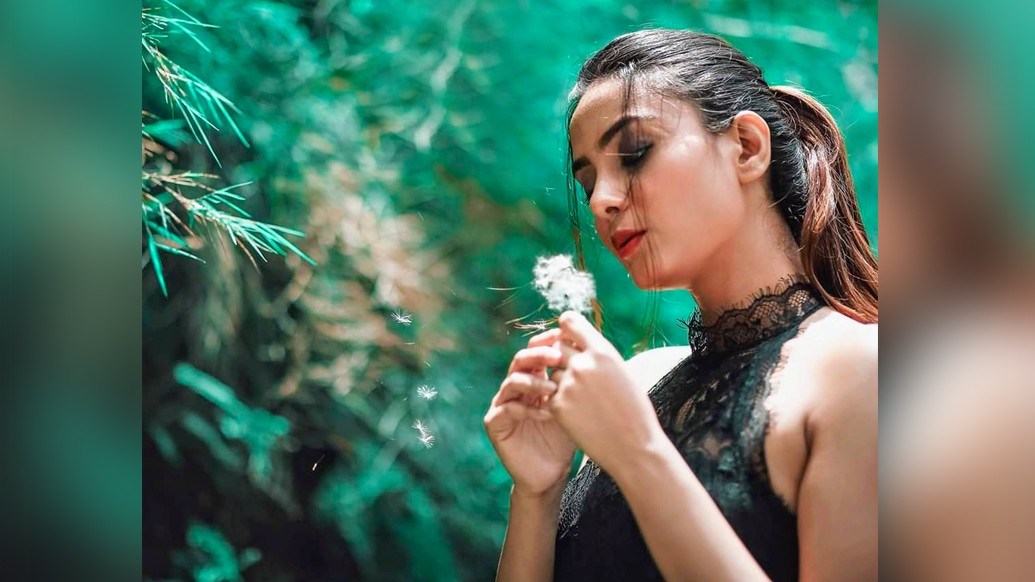 বাবা মায়ের বকুনি নেই। বন্ধুর সঙ্গে হুল্লোড়ে বাধা নেই। এটাই পুজোর চেনা ছবি তরুণিমার কাছে। তাঁর কথায়, “পুজো মানেই আলাদা উদ্দীপনা। একটা মন ভাল করা পরিবেশ। ছোটবেলার পুজোয় ছিল নতুন জামাকাপড়ের আনন্দ। এখন আনন্দ খুঁজে নিই নিজের মতো করে।”