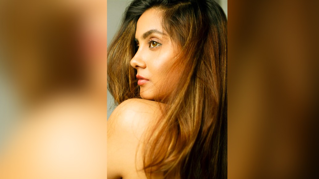 এ বছরটা অবশ্য অনেকটাই আলাদা। “বাবা বলেছেন করোনা বাইরে না যেতে।” বললেন তিনি। আর তাই এ বার বাড়িতেই সকলের সঙ্গে খাওয়াদাওয়া, হই হুল্লোড়ে কাটিয়ে দিতে চান। বন্ধুদের সঙ্গে বেরোলেও হয়তো অল্প সময়ের জন্যই।