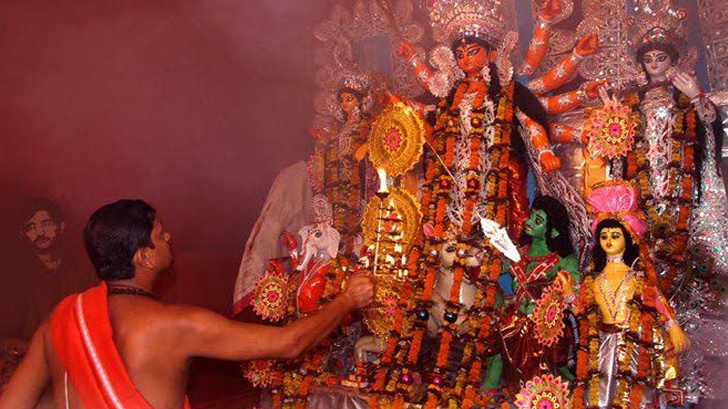 আগে দেবীকে মূলত চণ্ডীরূপে পুজো করা হত। এই প্রথম দেবীকে সপরিবার আবাহন করলেন লক্ষ্মীকান্ত। কার্তিকের চেহারায় কিছু পরিবর্তন আনা হল। পণ্ডিতরা সেই সময়ে বিধান দিলেন, দেবীর গায়ের রং হতে হবে স্বর্ণাভ বা শিউলি ফুলের বৃন্তের মতো।