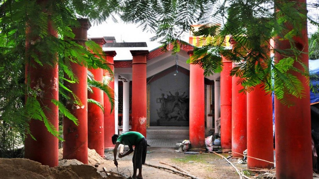 ১৬১০ সালে পুজো শুরুসাবর্ণ রায়চৌধুরীর পরিবারে। কাঠের থামের উপর হোগলা পাতার ছাউনি দেওয়া আটচালা মণ্ডপে চালু হয় দেবী-আরাধনা।