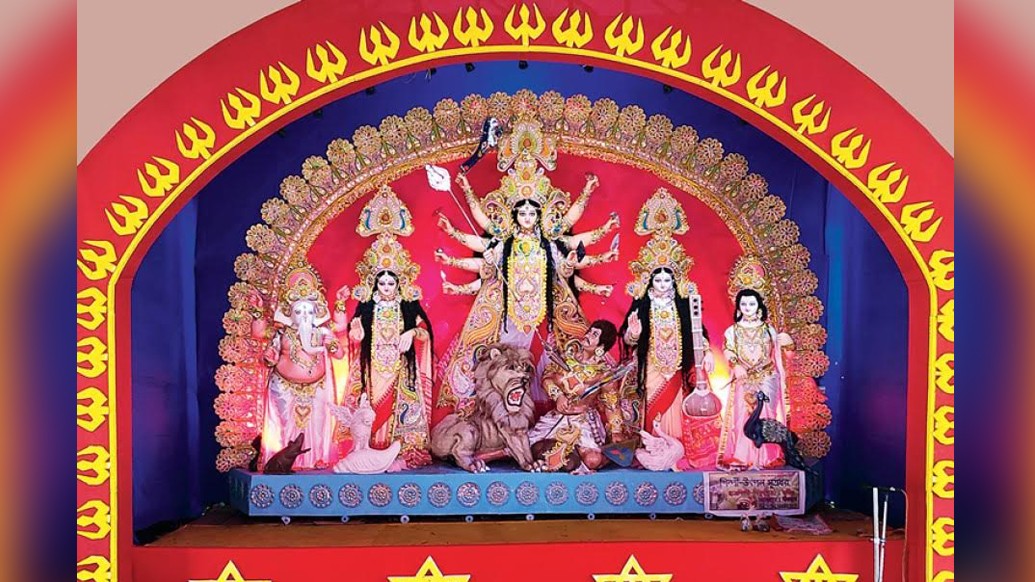 একাংশের মতে,১৫০০ খ্রিস্টাব্দের শেষের দিকে দিনাজপুরের জমিদার প্রথম দুর্গাপুজো করেন। কেউ বলেন, ১৫১০ সালে কুচ বংশের রাজা বিশ্ব সিংহই প্রথম আজকের কোচবিহারে দুর্গাপুজোর আয়োজন করেছিলেন।