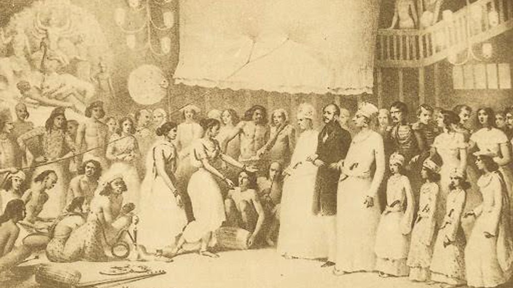 কোথাও উল্লেখ রয়েছে  ১৬ শতকে নদিয়ার মজুমদার পরিবারে দুর্গাপুজোর সূচনা। নদিয়ার রাজা কৃষ্ণচন্দ্রের বিখ্যাত দুর্গোৎসবের কথাও উল্লেখ রয়েছে একাধিক বইয়ে। ‘সমাচার দর্পণে’ উল্লেখ রয়েছে প্রচুর অর্থব্যয় করে কৃষ্ণচন্দ্রের বাড়ির দুর্গা বিসর্জনের কথাও।