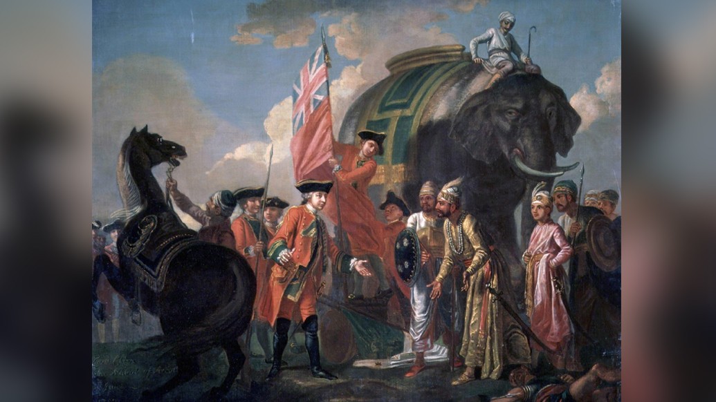 পলাশির যুদ্ধের পরে, অর্থাৎ ১৭৬০ সাল নাগাদ কলকাতায়  জাঁকজমক করে করে প্রথম দুর্গাপুজোর শুরু।ইতিহাস বলছে এমনটাই। ধুমধাম করে এ পুজো করতেন রাজা নবকৃষ্ণদেব। ব্রিটিশ শাসকের আনুকূল্যে ‘রায়বাহাদুর’ উপাধি পেতে তাঁর বিলম্ব হয়নি।