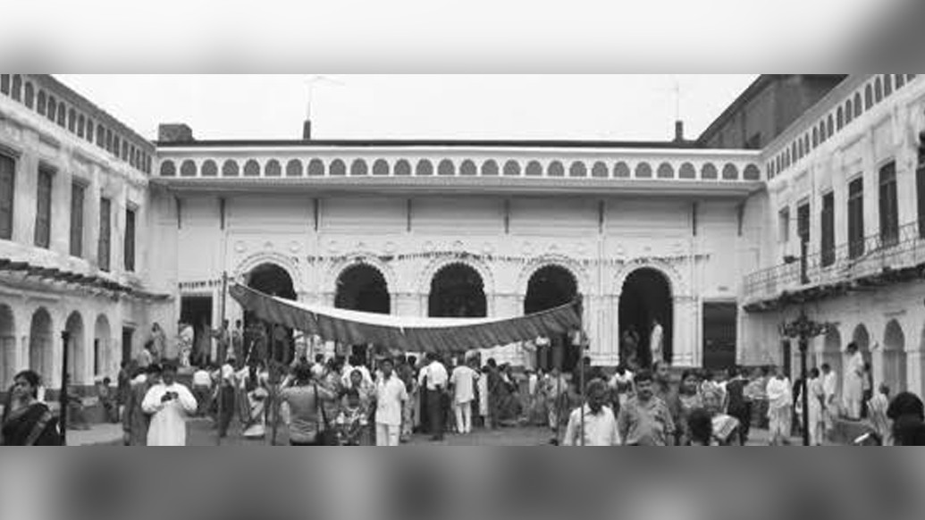 শোনা যায়, পলাশি যুদ্ধে ব্রিটিশদের জয়লাভের পরে রাজা নবকৃষ্ণ দেবের পুজো চলেছিল ১০০ দিন ধরে। সাহিত্যিক বিমল মিত্রের বইয়েও উল্লেখ রয়েছে এ কথার।