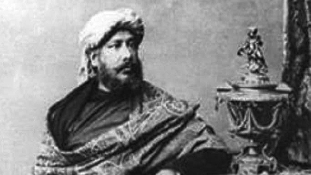 দর্পনারায়ণ ঠাকুরের বাড়িতেও জাঁকজমক করে উৎসব হত। মহর্ষি দেবেন্দ্রনাথের আত্মজীবনীতেও উল্লেখ রয়েছে ঠাকুরবাড়ির পুজোর কথা। তবে এ বাড়ির পুজোয় পশুবলি হত না।সত্যেন্দ্রনাথ ঠাকুরের লেখায়তার উল্লেখ রয়েছে ।