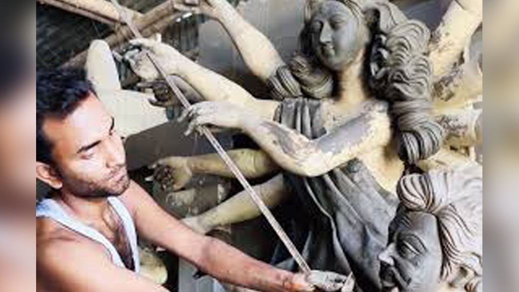 আর একটি মত বলছে, মৃন্ময়ী রূপে দুর্গার প্রতিষ্ঠা করেন বাঁকুড়ার মল্লরাজ বীর হাম্বির।সময়টা ১৬০১ সাল। সেই দেবীরূপই প্রকারভেদে কোথাও নবরাত্রিতে নবদুর্গা, কোথাও বা দশভুজা হিসেবে পূজিত হয়।