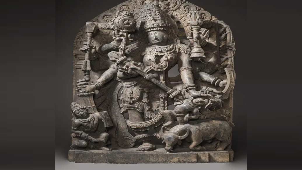 বাঙালির দুর্গার মহিষমর্দিনী রূপটি দ্বাদশ-ত্রয়োদশ শতক থেকে ষোড়শ শতকের মধ্যে প্রচলিত হয়েছিল। বাংলাদেশ, পশ্চিমবঙ্গ-সহ একাধিক সংগ্রহশালায় রয়েছে সেকালের নানা ভাস্কর্য। মুকুন্দরাম চক্রবর্তীর কবিকঙ্কন চণ্ডীতে দশভুজা দুর্গার মহিষমর্দিনী রূপ দেখা যায়। পরিবারের অন্য সদস্যরা, অর্থাৎ শিব, লক্ষ্মী-সরস্বতী, কার্তিক-গণেশও সেখানে উপস্থিত।