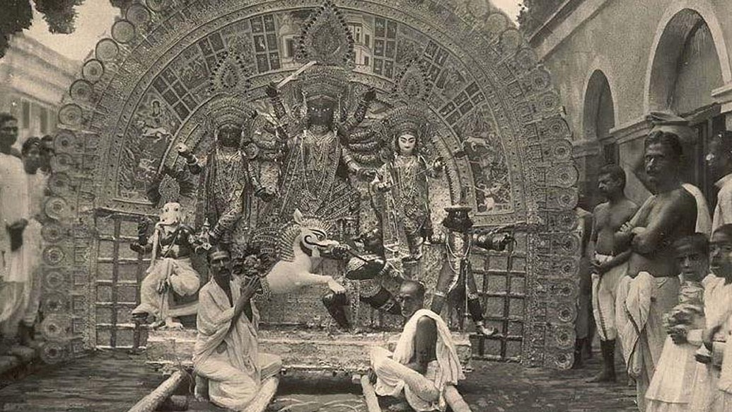 উৎসব বয়ে আনে শুভ চেতনা। এই বাংলায় দুর্গোৎসবের শুরু কীভাবে, প্রথম দুর্গাপুজো কারা করেন, বারোয়ারি দুর্গাপুজোর চলই বা কবে থেকে-পুরাণের নানা দিক তো আছেই। ইতিহাসের সঙ্গে কিছু ক্ষেত্রে মিলে গিয়েছে জনশ্রুতিও। জেনে নেওয়া যাক সে সবই।