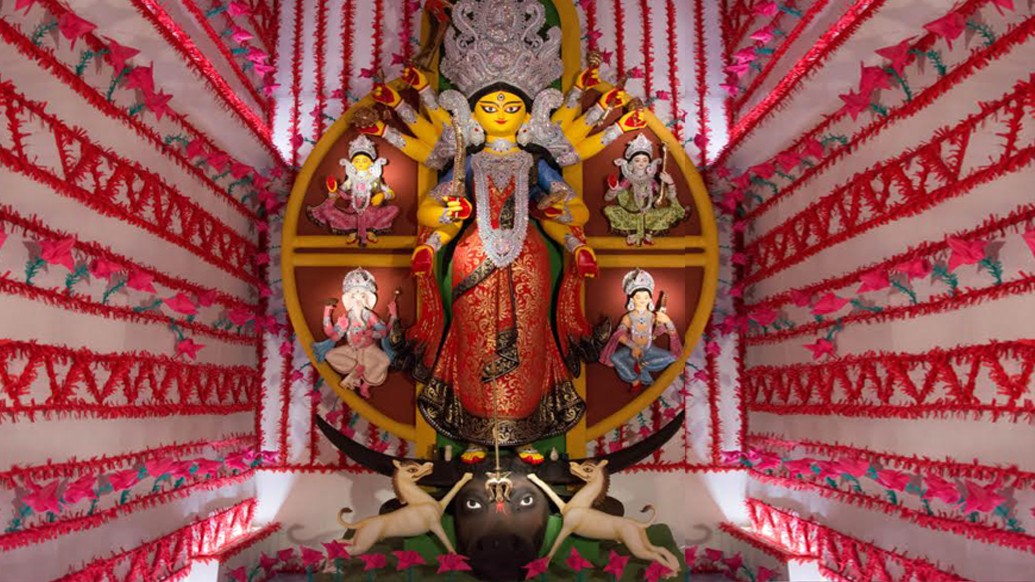 মনে করা হয়, ভবানীপুর অঞ্চলের বলরাম বসু ঘাট রোডের ‘সনাতন ধর্মোৎসাহিনী সভা’র উদ্যোগে আয়োজিত পুজোটিই এ শহরের প্রথম বারোয়ারি পুজো। সেটা ১৯১০ সাল। রামধন মিত্র লেন এবং শিকদার বাগান লেনে ১৯১১-১৯১৩ নাগাদ দুর্গাপুজো শুরু হয়।