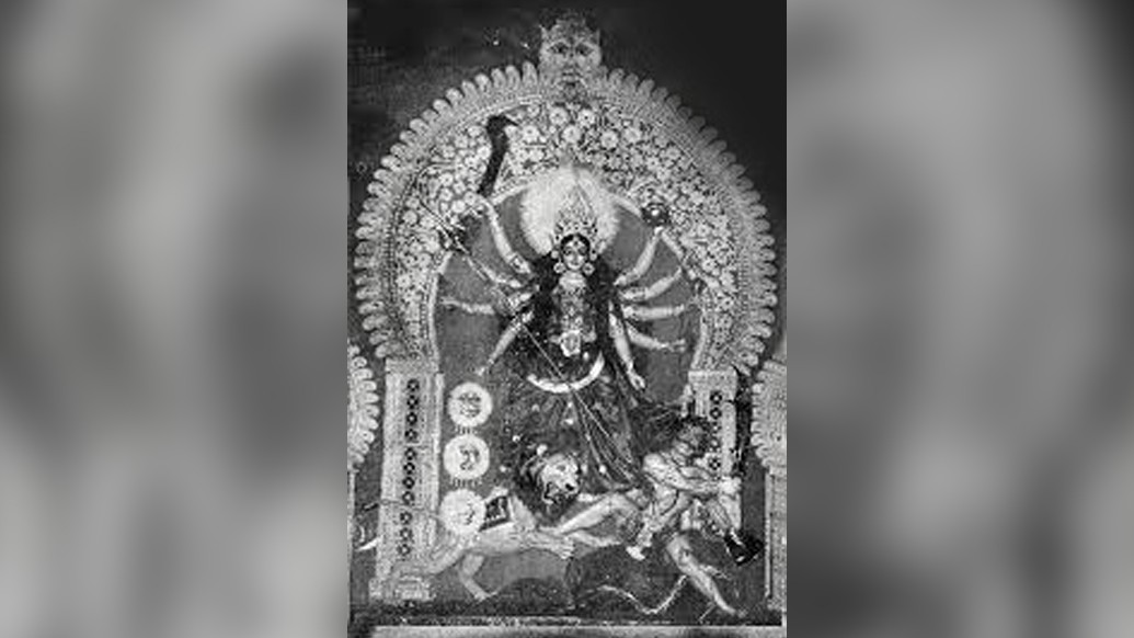 বিপ্লবী অতীন্দ্রনাথ বসু ১৯২৬ সালে সিমলা ব্যায়াম সমিতির উদ্যোগে পুজোর আয়োজন করেন। কারণ সেই সমিতি ছিল বিপ্লবীদের শরীরচর্চার আখড়া।ধর্মীয় উৎসবের অন্তরালে আসলে প্রতিটি মানুষকে ঐক্যবদ্ধ করাই ছিল উৎসবের উদ্দেশ্য। এই উদ্যোগে যুক্ত ছিলেন নেতাজি সুভাষচন্দ্র বসুও।