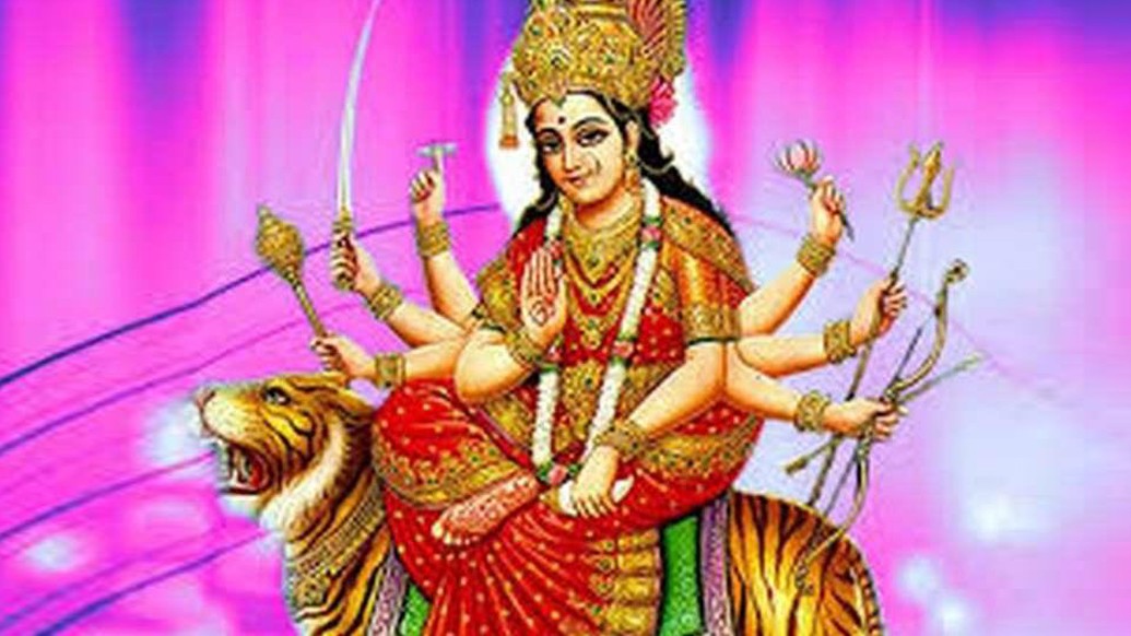 এ দিকে মার্কণ্ডেয় পুরাণ বলছে, চেদি রাজবংশের রাজা সুরথ খ্রিস্টের জন্মের ৩০০ বছর আগে বর্তমান ওড়িশায়(কলিঙ্গ)দুর্গাপুজোর প্রচলন করেন। ব্রহ্মবৈবর্ত পুরাণ মতে, রাজ্যহারা রাজা সুরথই প্রথম বাংলায় পুজো করে ৬০ হাজার বছর শান্তিতে রাজ্যশাসনের আশীর্বাদ পেয়েছিলেন।