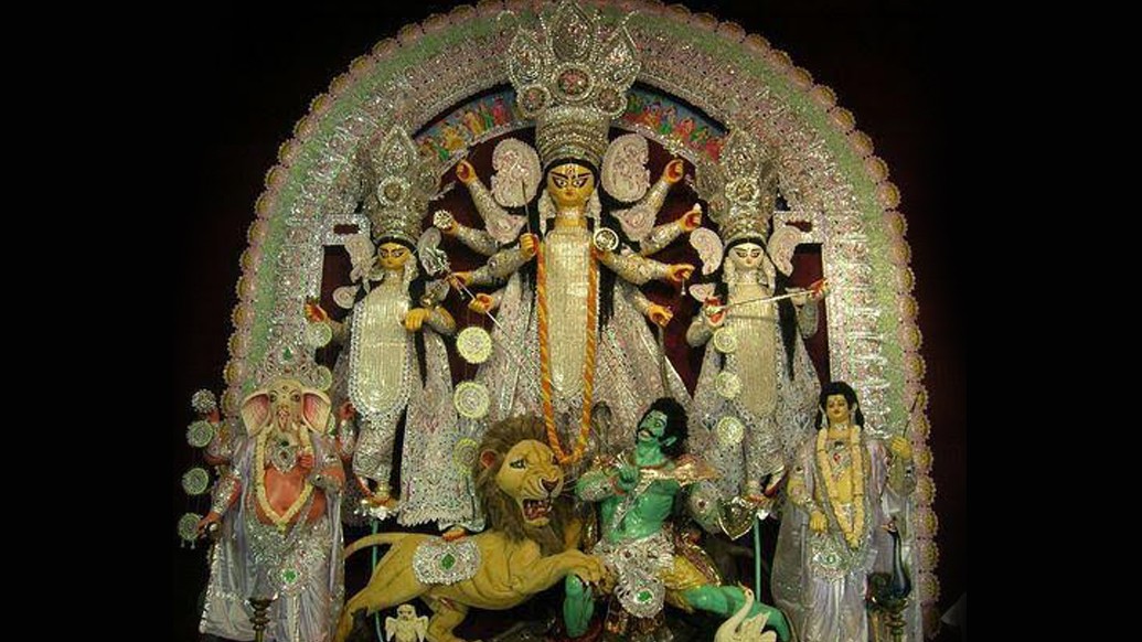 মধ্যযুগেই বাংলা সাহিত্যে দুর্গাপুজোর অস্তিত্ব রয়েছে। বৈদিক সাহিত্যেও দুর্গার পরিচয় রয়েছে। বাংলাদেশে মুঘল আমল থেকেই ধনী পরিবারগুলিতে দুর্গাপুজো হত বলে জানা যায়।