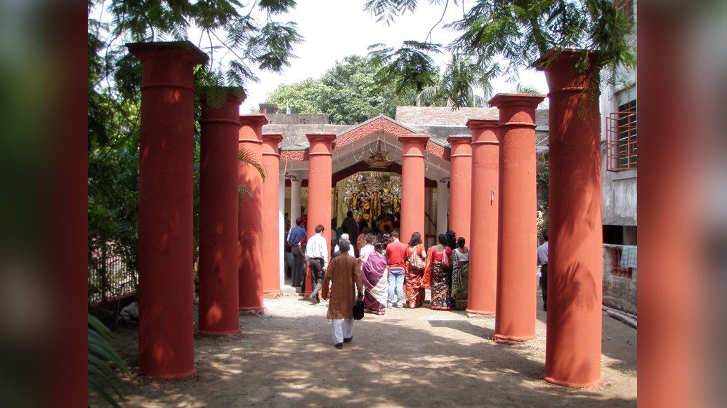 বারো ভুঁইয়ার এক জন ছিলেন বিক্রমাদিত্য। তাঁর পুত্র লক্ষ্মীকান্তকে ১৬০৮ সালে হালিশহর থেকে আটটি পরগনার নিষ্কর জমিদারির স্বত্ব প্রদান করেন রাজা মানসিংহ। মেলে ‘রায়চৌধুরী’ উপাধি।