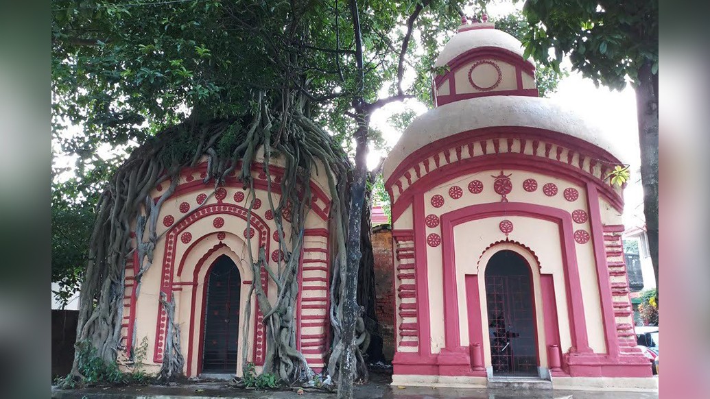 এর আগে হালিশহরে বছর দুয়েকের জন্য দুর্গাপুজো করলেও এ বার বড়িশা গ্রামে বড় আকারেপুজো শুরু করার সিদ্ধান্ত নেন লক্ষ্মীকান্ত রায়চৌধুরী। এটিই ‘সাবর্ণ রায়চৌধুরীর বাড়ির পুজো’।