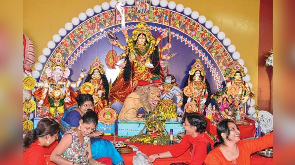 কোনও কোনও গবেষকের মতে,এর আগে তাহিরপুরের রাজা কংসনারায়ণ বা ভাদুরিয়ার রাজা জগৎনারায়ণের পুজোর যে বর্ণনা পাওয়া যায়,তাতে দুর্গামূর্তির সঙ্গে লক্ষ্মী, সরস্বতী বা কার্তিক, গণেশ ছিলেন না।