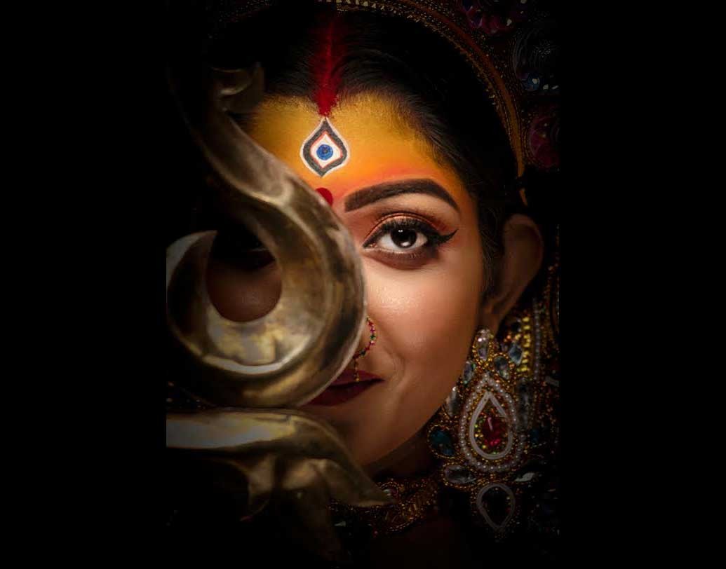 অভিনয়ে আসার আগে দেবলীনা মডেলিং করেছেন বহু দিন। পাশাপাশি নৃত্যশিল্পী হিসেবেও তাঁর বেশ সুনাম রয়েছে। অভিনয়ের কাজে তার এই গুণগুলি কাজে আসছে।